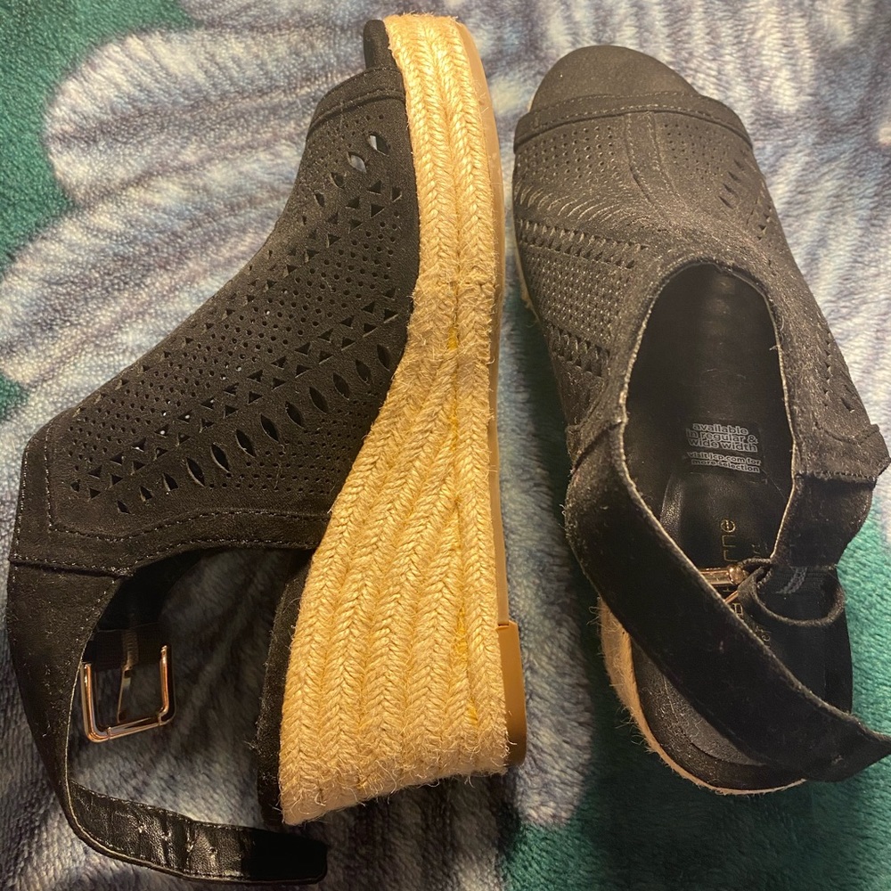 Black wedge heals